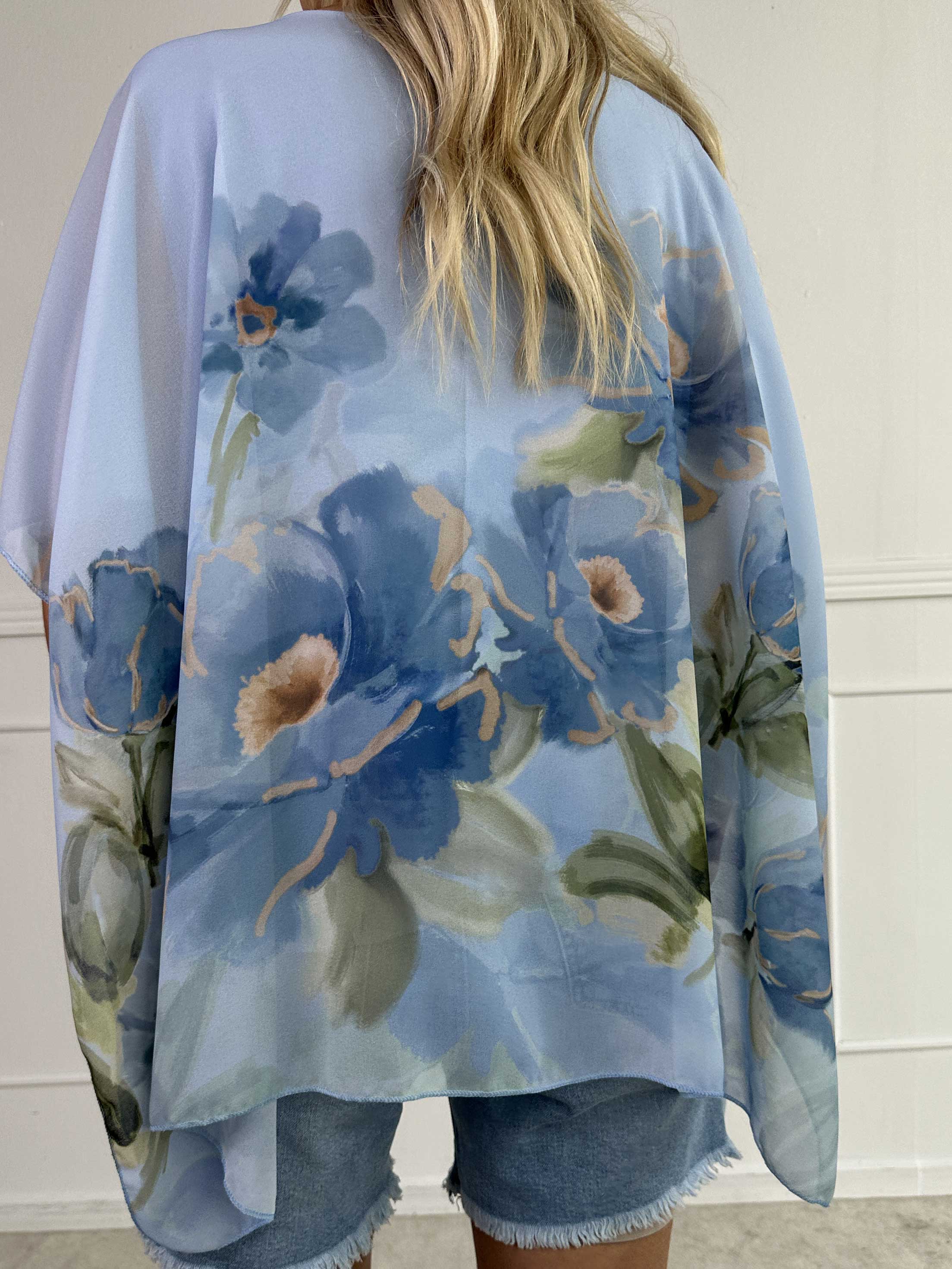 Mirabella Shirt - Söt tunika med löst chiffonglager med blommiga motiv